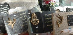 Les plaques funéraires