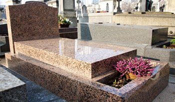 Les matières d'une pierre tombale : granit, marbre ou pierre blanche