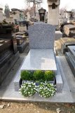 tombe classique avec jardiniere