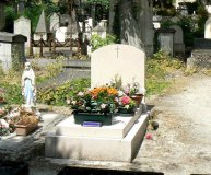 tombe classique fleurie